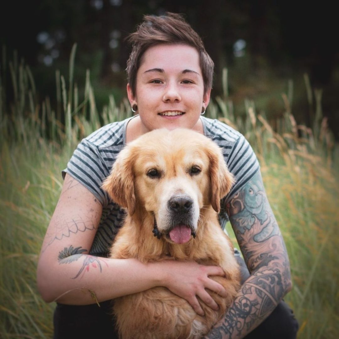 Justine Rivière avec son chien Owen, un golden retriever